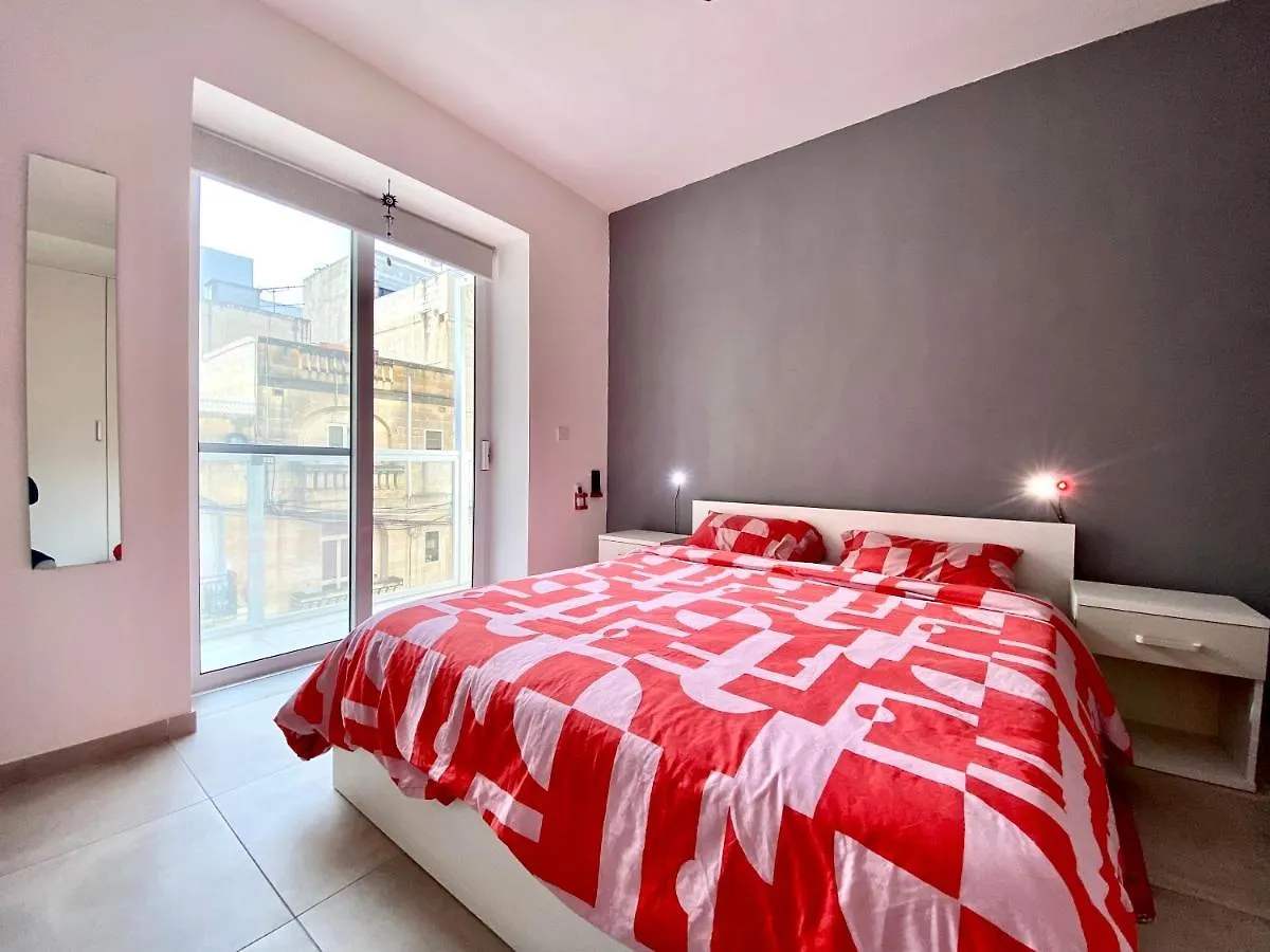 Central Private En-Suite With Balcony In Shared Residence Pieta Homestay