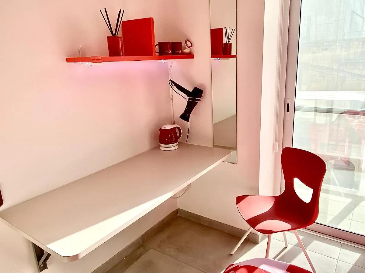 Central Private En-Suite With Balcony In Shared Residence Pieta Homestay