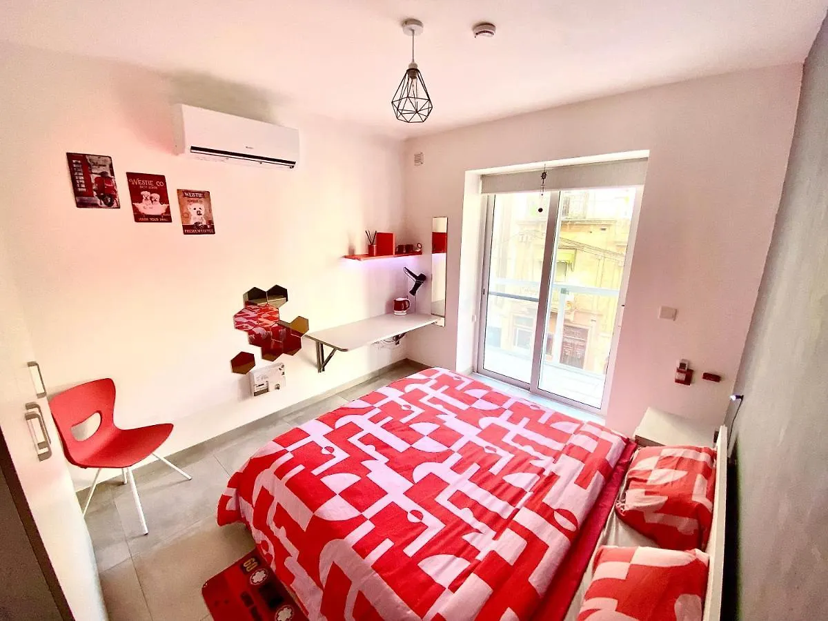 Central Private En-Suite With Balcony In Shared Residence location
