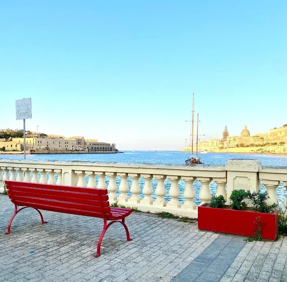 Central Private En-Suite With Balcony In Shared Residence Pieta Homestay